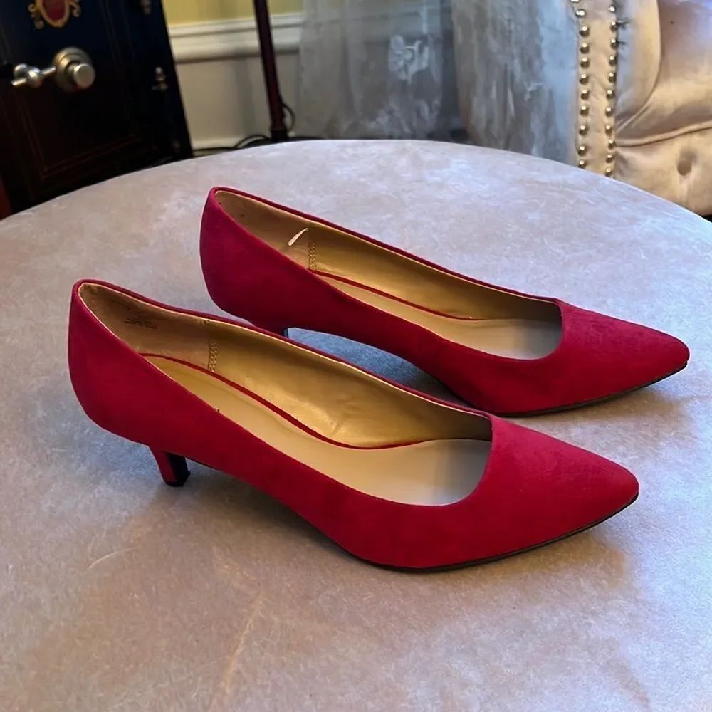 Attention Sz 10 RED Faux-Suede Classic Kitten Heel Pumps EUC